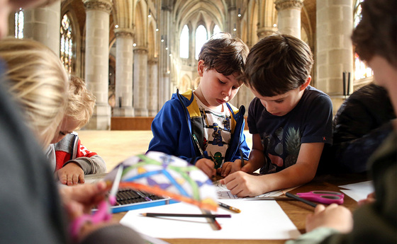 Buntes Mitmachprogramm mit Kreativstationen, Hüpfkirche und einer Zaubershow