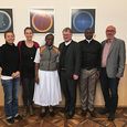 Sr. Adeline Ouedraogo und Désiré Somé mit Bischof Manfred Scheuer und MitarbeiterInnen des Welthaus Linz