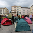 Flashmob auf dem Linzer Hauptplatz für menschenwürdige Flüchtlingsquartiere