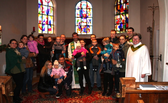 Die Taufeltern mit ihren Kindern, Pfarrer Reinhard Bell und der Wortgottesdienst-Leiterin Elisabeth Strigl (r. vorne).