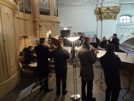 MusikerInnen und Organistin auf der Brucknerorgel. 