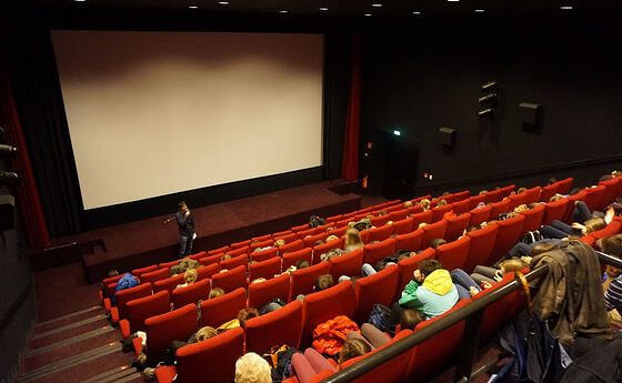 Martin Stöbich vom Welthaus linz begrüßte die SchülerInnen zum Film „Climate Crimes“ und stellte die Projekte „Global Fairness“ und „Smart up your Life“ vor.