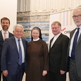 V. l.: Bernd Mussinghoff (Generalsekretär PRO ORIENTE), Josef Pühringer (Vorsitzender PRO ORIENTE Sektion Linz), Sr. Barbara Lehner (Generaloberin Elisabethinen Linz-Wien), Bischof Manfred Scheuer und Alfons M. Kloss (Präsident PRO ORIENTE)