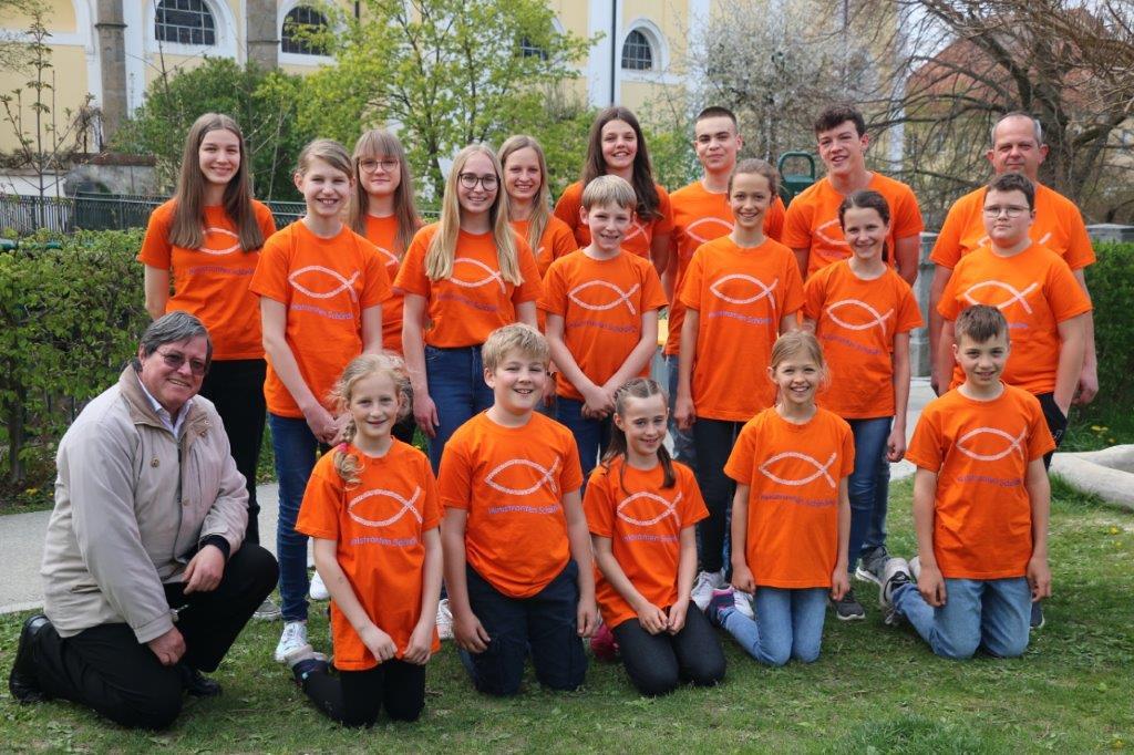 Ministrant:innen mit neuen T-Shirts