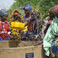 Frauen profitieren vom neuen Brunnen. © SEI SO FREI