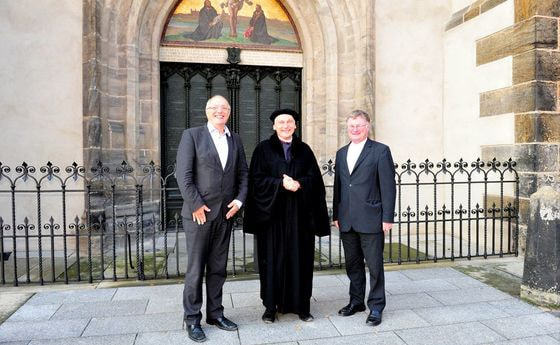 Bischof Michael Bünker (l.) und Bischof Manfred Scheuer (r.) und Kirchmeister Bernhard Naumann als Martin Luther bei der Stadtführung in Wittenberg vor der Tür, an der der Reformator 1517 die 95 Thesen angeschlagen hat