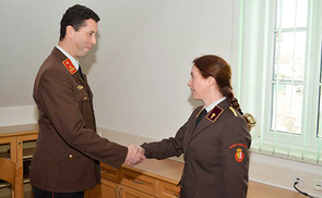 Ulrike De Zuani bei der Angelobung am 15. Jänner 2017 mit Kommandant Martin Sammer HBI.