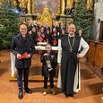 V. l.: Abt Nikolaus Thiel, Friedenslichtkind Michael Putz und Moderator Günther Madlberger in der Stiftskirche Schlierbach.