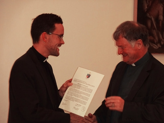 Bischof Manfred Scheuer überreichte Michael Münzner das Ernennungsdekret