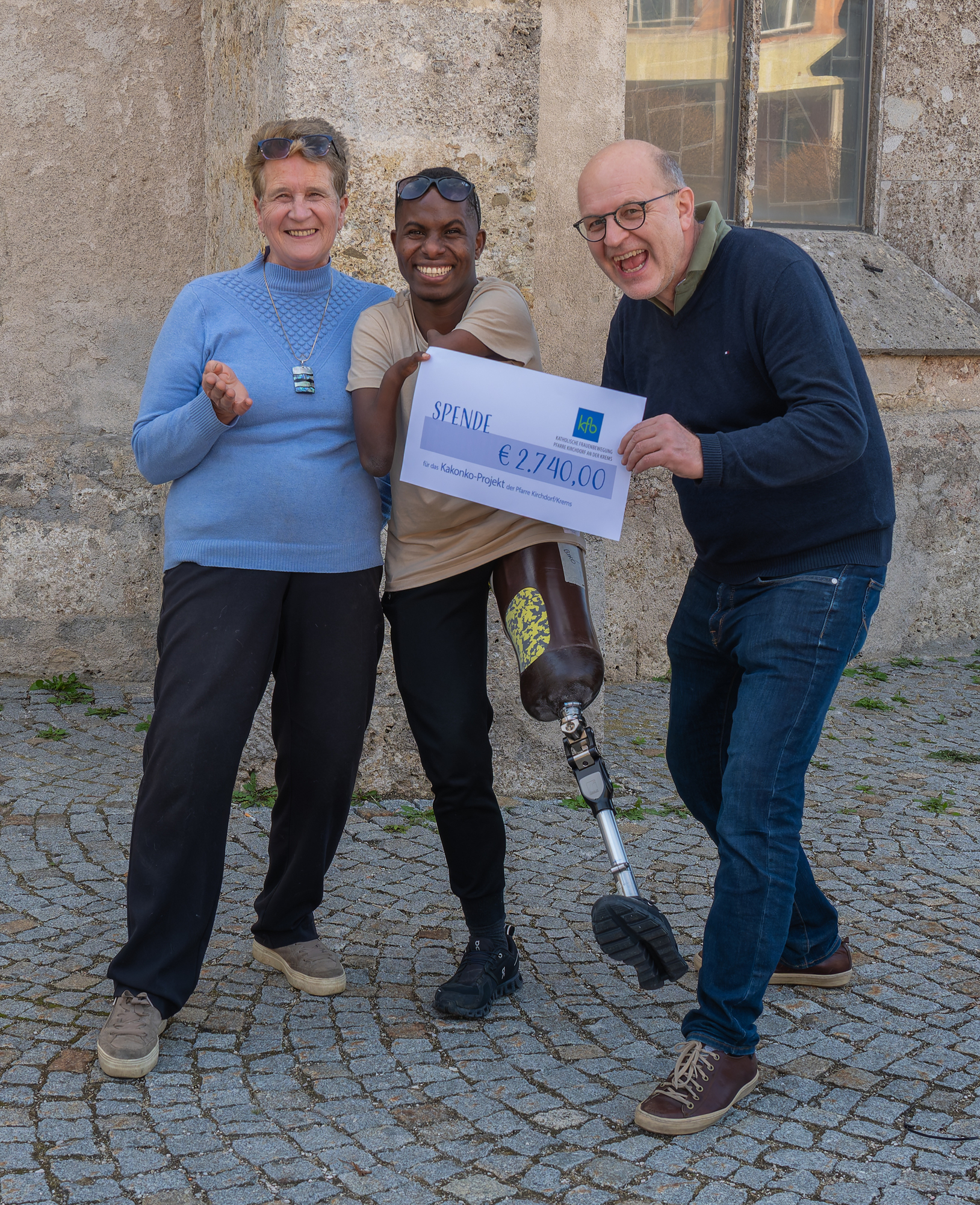 Kath. Frauenbewegung Kirchdorf/Krems spendet Erlös vom OstermarktBild: v.l.n.r. Anna Jirka - KFB Kirchdorf, Biko Kimila, Günther Humer, MSc (Projektleiter)