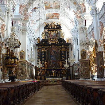 Katholische Pfarrkirche Mariä Himmelfahrt Garsten (Link zum Foto: https://commons.wikimedia.org/wiki/File:Garsten_Stiftskirche01.jpg?uselang=de).