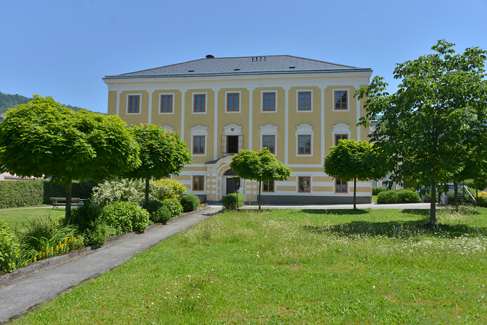 Vorderseite des Pfarrhof Kirchdorf mit Pfarrgarten