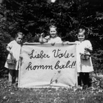 Drei Töchter Rosalia, Maria, Aloisia mit Transparent. Ostern 1943, für Franz Jägerstätter ins Berliner Gefängnis geschickt. © Erna Putz 