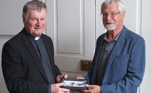 Erinnerungsobjekt von NS-Opfer Pfarrer Eiersebner an Bischof übergeben