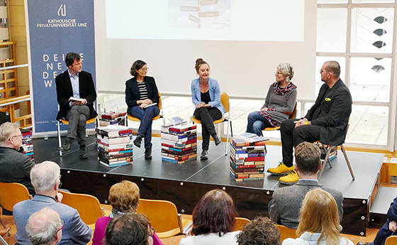 Buchpräsentation in der Bibliothek der KU Linz. 