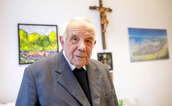 Wacher Blick, verschmitztes Lächeln: Bischof em. Maximilian Aichern sind seine 90 Jahre fast nicht anzusehen.