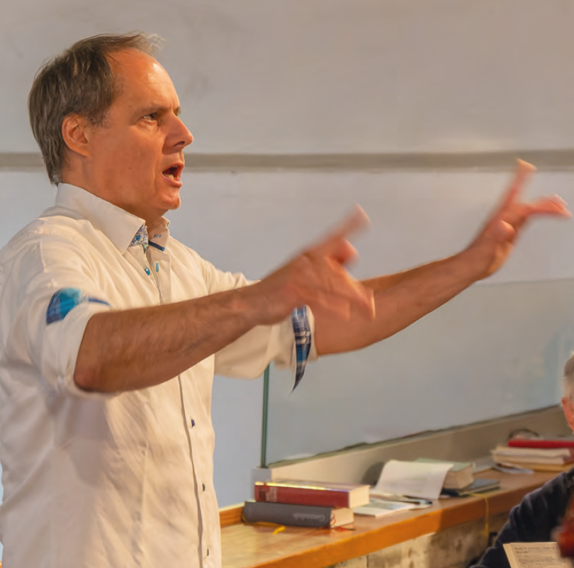 Christoph Stöckler beim Dirigieren des Kirchenchors