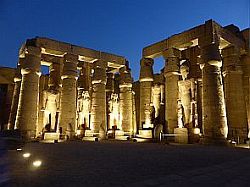 Luxor-Tempel bei Nacht; Foto: Bibelwerk Linz