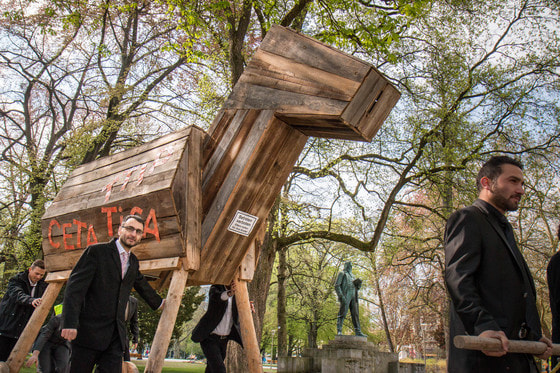 Das 'Trojanische Pferd' symbolisiert die drohende Gefahr durch Freihandelsabkommen wie TTIP.