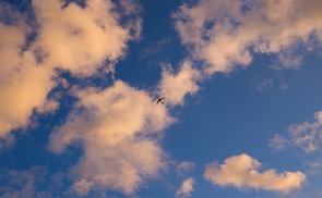 Himmel mit Flugzeug