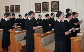 Schwestern beim Gebet      