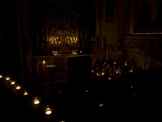 Auferstehungsfeier in der noch dunklen Kirche