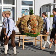 Die Erntekrone wird getragen. © Pfarre Neuhofen / Krems