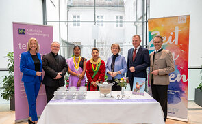 (v. l.): Michaela Leppen (Leiterin Team Frauen), Generalvikar Severin Lederhilger, Sunita Chaudhary, Januka Khatiwoda (SWI Nepal), Paula Wintereder (ehrenamtl. Vors. kfboö), LH Thomas Stelzer, Wolfgang Falkensteiner (Tourismusmusschulen Bad Ischl)