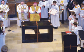 Bischof Ludwig Schwarz weihte den neuen Altar