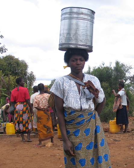 Frau aus Mosambik beim Wasserholen. 