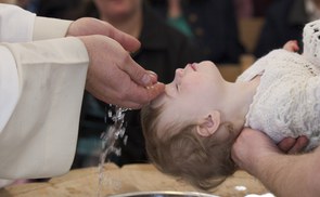 Ein Kind empfängt die Taufe. © Bruce McKay/flickr.com