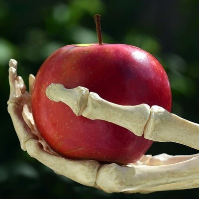 Apfel in Knochenhand