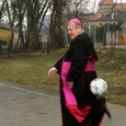 Bischof Schwarz spielt Fußball in Oberwaltersdorf_Rupprecht