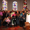 Die Taufeltern mit ihren Kindern, Pfarrer Reinhard Bell und der Wortgottesdienst-Leiterin Elisabeth Strigl (r. vorne).