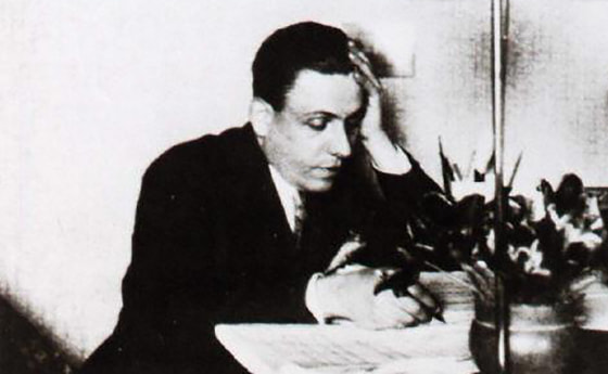 Francis Poulenc (und Wanda Landowska (1879-1959) im Jahr 1930 (Link zum Bild: https://commons.wikimedia.org/wiki/File:Francis_Poulenc_and_Wanda_Landowska.jpg).