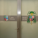 Tür im Bischofshof mit dem Wappen des neuen Bischofs