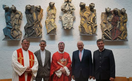 V. l.: Pfarrer Bruno Decristoforo, Bildhauer Lois Fasching, Bischof Manfred Scheuer, Landtags-Präsident Herwig van Staa, Bürgermeister Andreas Pfurner                      