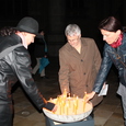 Auch Caritas-OÖ-Direktor Franz Kehrer, MAS (Mitte) entzündete eine Kerze.