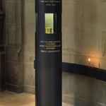 Jägerstätter Stele im Linzer Mariendom mit der Reliquie des Seligen Franz Jägerstätter, gestaltet von Herbert Friedl. © Diözese Linz