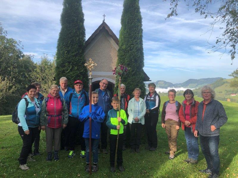 Pilgergruppe auf dem Weg nach Maria Neustift