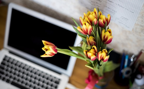 Laptop mit Blumen