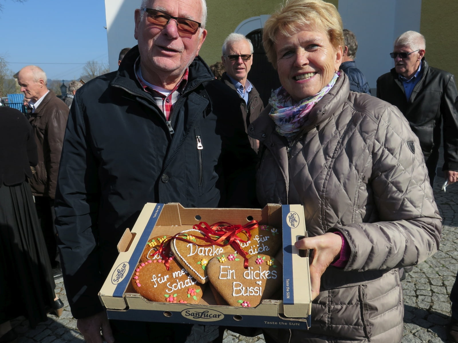 Bei herrlichem Frühlingswetter verkaufte die KFB Ottnang am Liebstattsonntag wieder Lebkuchenherzen. 