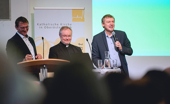 Generalvikar DDr. Severin Lederhilger (Mitte) und Generaldechant Dr. Slawomir Dadas (rechts) erläutern Details zum vorgeschlagenen Strukturmodell