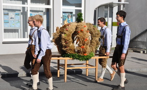 Die Erntekrone wird getragen. © Pfarre Neuhofen / Krems