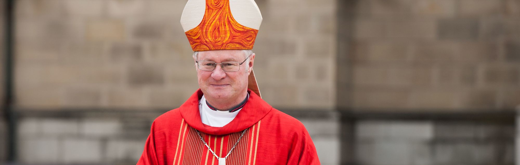 STADTANSICHTEN - Linz an der Donau - LINZ, Austria - 20 MAERZ 2016 - Foto: Martin Parzer - RELIGION - OSTERN - Palmsonntag in Linz - Palmweihe vor dem Linzer Mariendom - Neuer Dom - Kirche - Brauchtum - Palmbuschen - Bischof Manfred SCHEUER