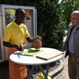 P. David Lubuulwa (l.) und Pfarrgemeinderats-Obmann Dr. Georg Huber