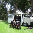 Kinder im Rollstuhl werden vom MIVA-Bus nach Hause gebracht