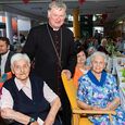 Bischof Manfred Scheuer mit Jubilarin Anna Riha (l.) und Maria Steininger