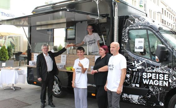 Caritas-Direktor Franz Kehrer, Michael, Nicole, Caritas-Mitarbeiterin Christina Pamer-Janneh und Speisewagen-Koch Dieter Thalhammer. 