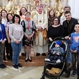Bischof Manfred Scheuer mit 24-Stunden-Betreuerinnen und ihren Familien          